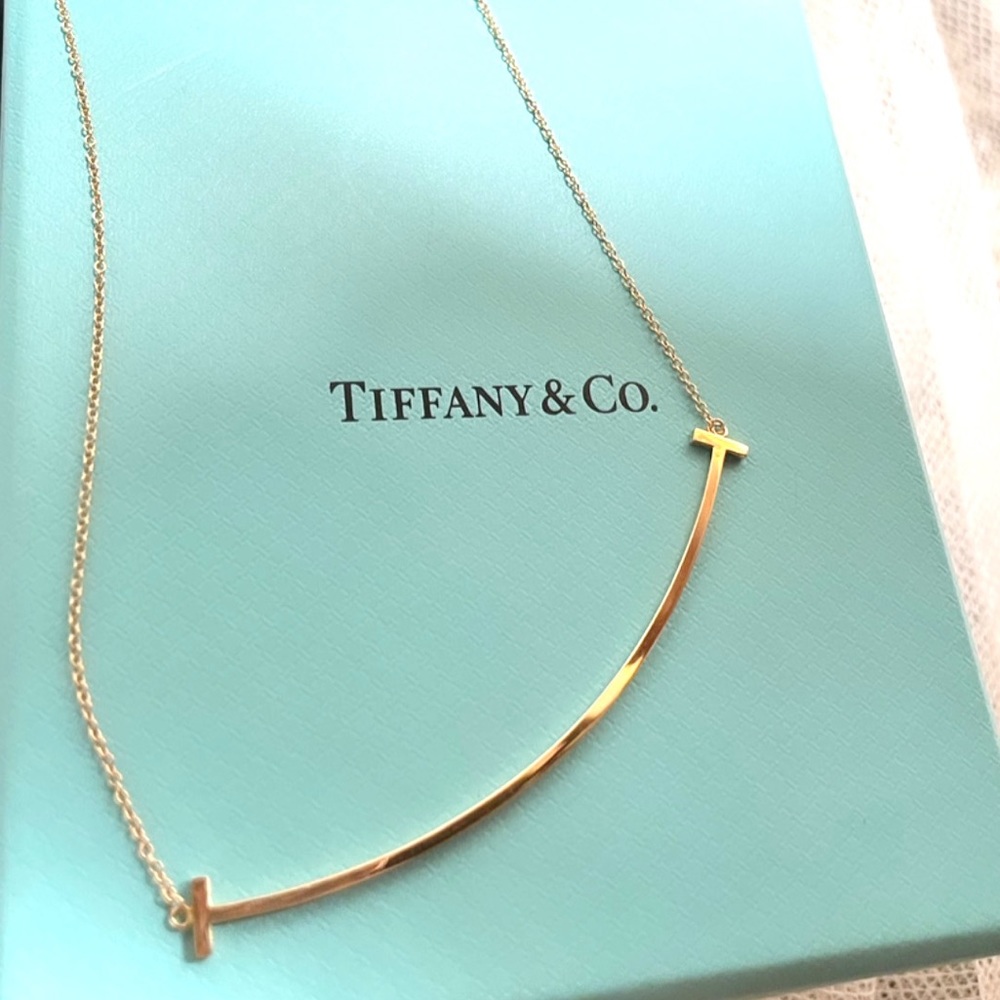 TIFFANY & CO. 18K Large Smile Pendant Necklace